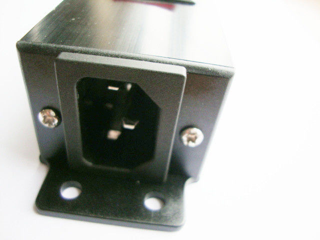 Striscia montabile Antivari di potenza europea dello sbocco Cile/dell'Italia 4 con la spina di IEC 320 del protettore di impulso/interruttore on-off e del connettore