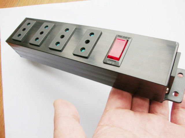 Striscia montabile Antivari di potenza europea dello sbocco Cile/dell'Italia 4 con la spina di IEC 320 del protettore di impulso/interruttore on-off e del connettore