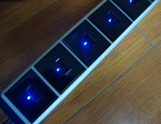 8-USB Ports la striscia di potere per il telefono cellulare e la compressa, caricatore multiplo del Usb con sbocco 5V 2.1A